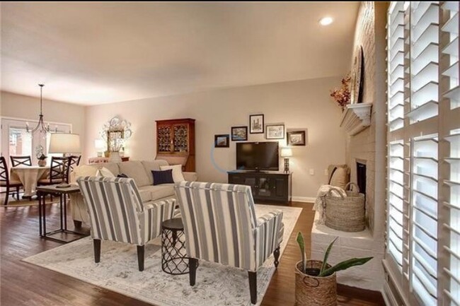 Living Area - 3005 Tanglewood Park W