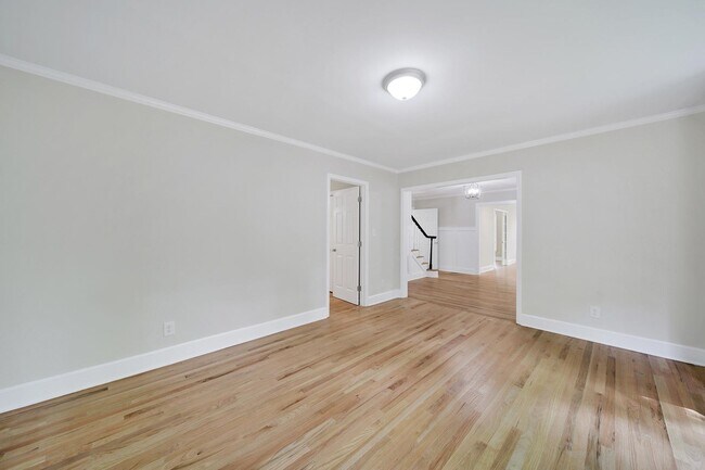Building Photo - Beautiful Five Bed Three and Half Bath Hom...