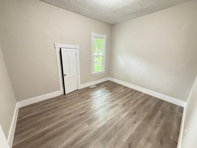 Building Photo - 3 Bed 1 Bath Aurora, MO