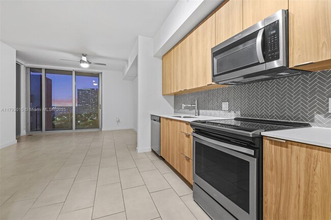 Building Photo - 2150 N Bayshore Dr