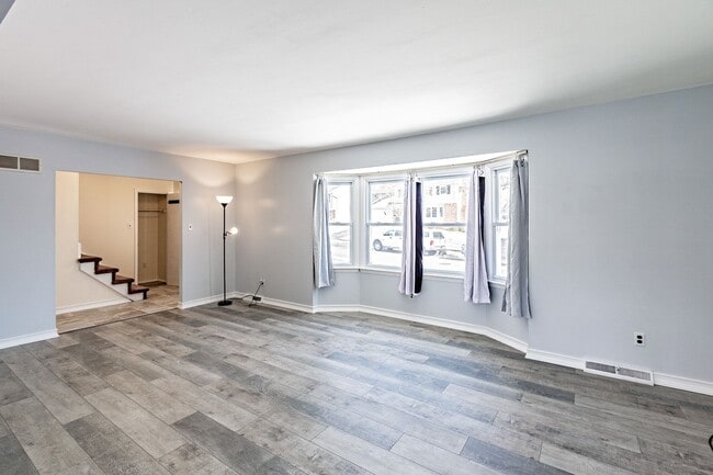 Building Photo - 5 bedroom, 2.5 bath home in Claymont