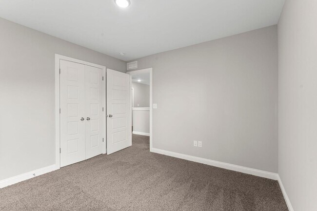 Building Photo - 453 Friendly Ave