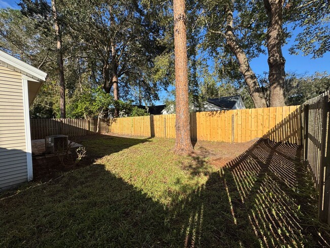 Building Photo - 3/2  fenced in yard!