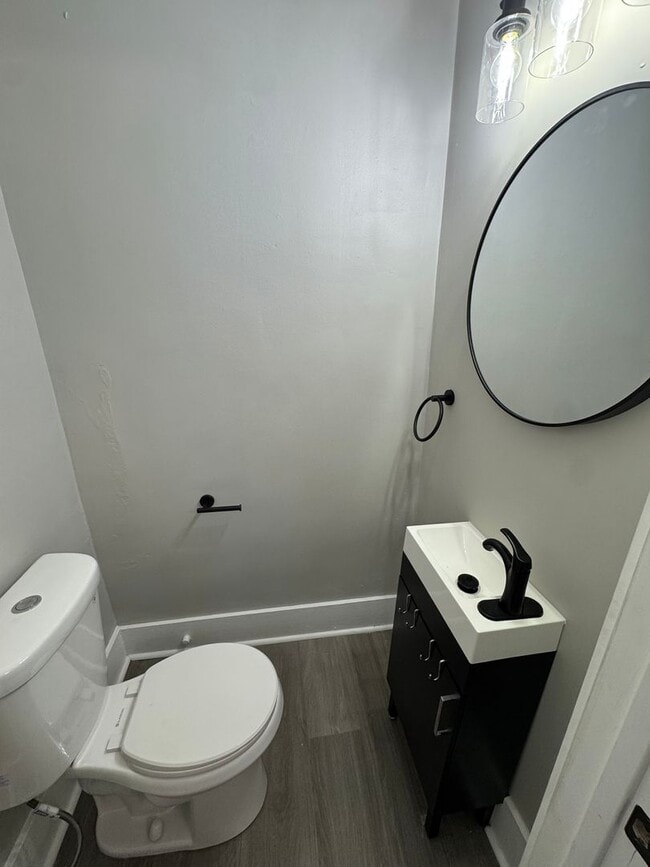 Building Photo - 3 Bedroom 1.5 Bath in Dormont!