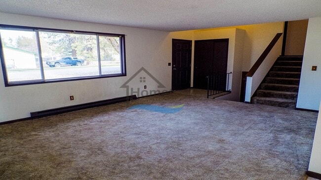 Building Photo - 3 Bed 1.5 Bath with Garage & Fenced Yard