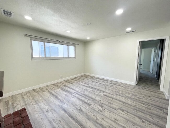 Building Photo - 82 Bromley Ct