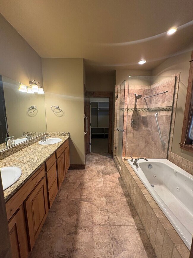 Building Photo - 3114 Madrona Ln