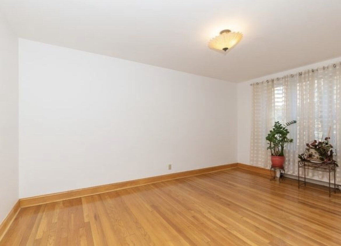 Larger bedroom - 60 Sutherland Rd