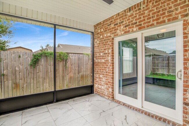 Building Photo - Spacious 2021 home close to beaches and sh...