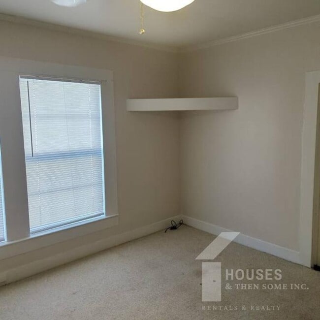 Building Photo - 108 Davis St