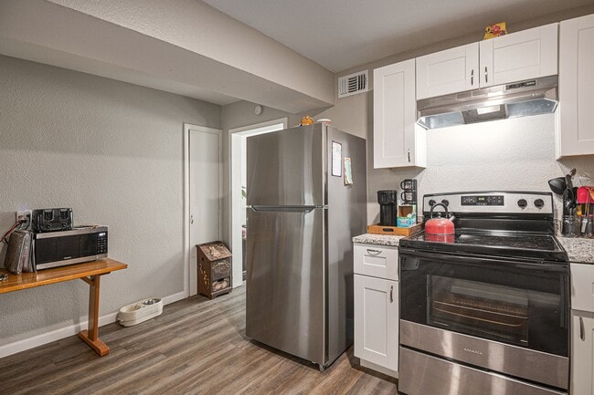 Building Photo - Fully Renovated 2 bed 1 bath in Grand Prai...