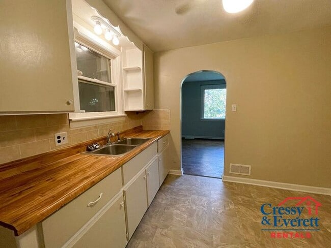 Building Photo - 4 Bedroom Rural Ranch