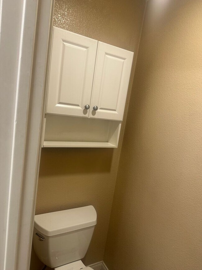 Building Photo - NW!! Single Story Home!! No Carpet!! Pot S...