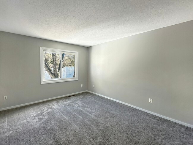 Building Photo - 607 E Burnsville Pkwy