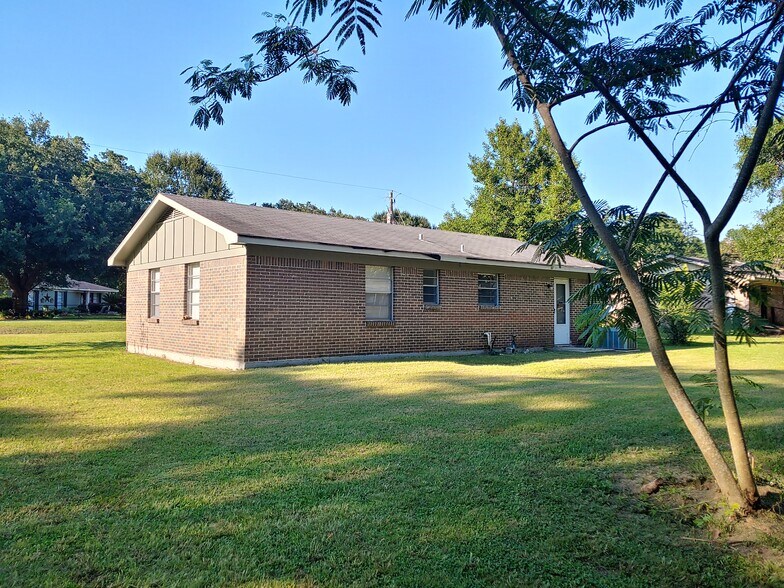 Building Photo - 2065 Marion Dr S