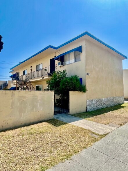 Gated complex - 1018 E 32nd St