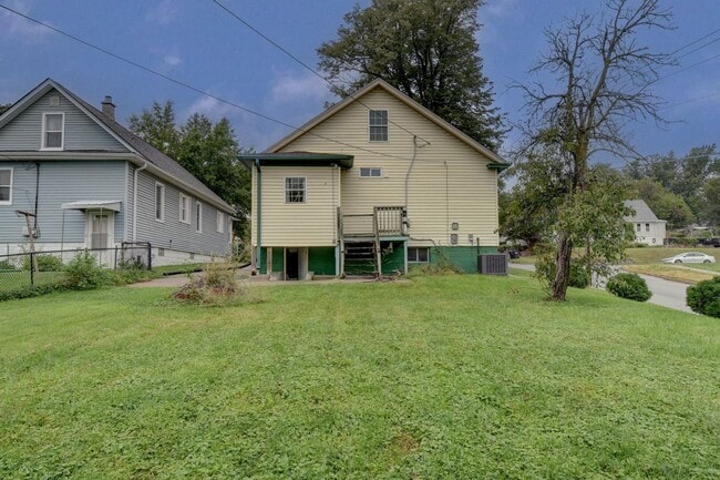 Building Photo - Charming and Spacious Home!