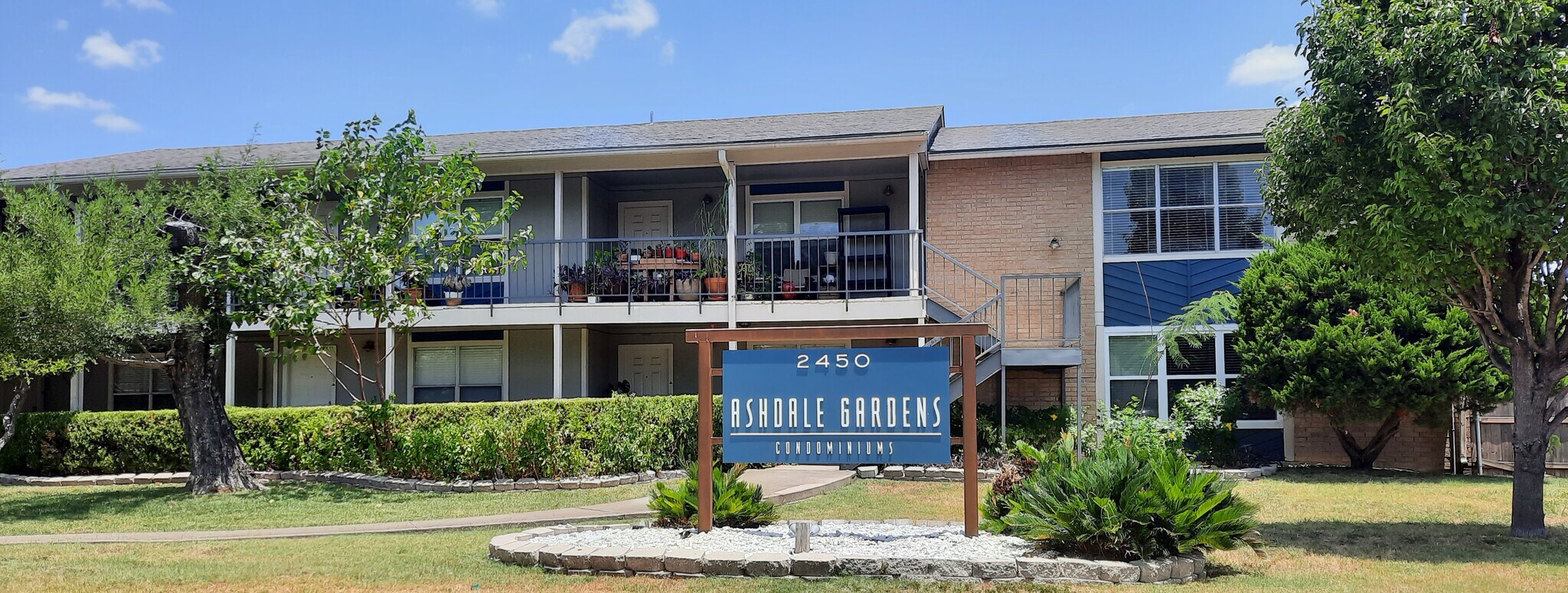 Building Photo - 2450 Ashdale Dr