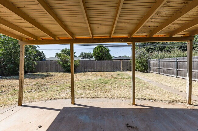 Building Photo - Well Kept House With HUGE bedrooms!