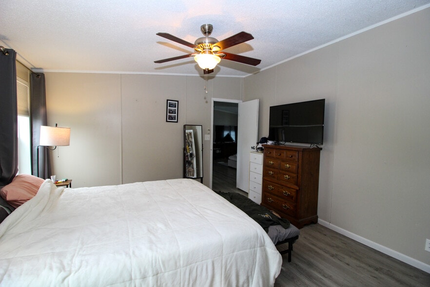 Master bedroom - 17765 County Route 59