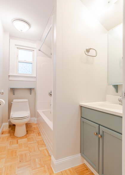 Tub/shower - 107 May St