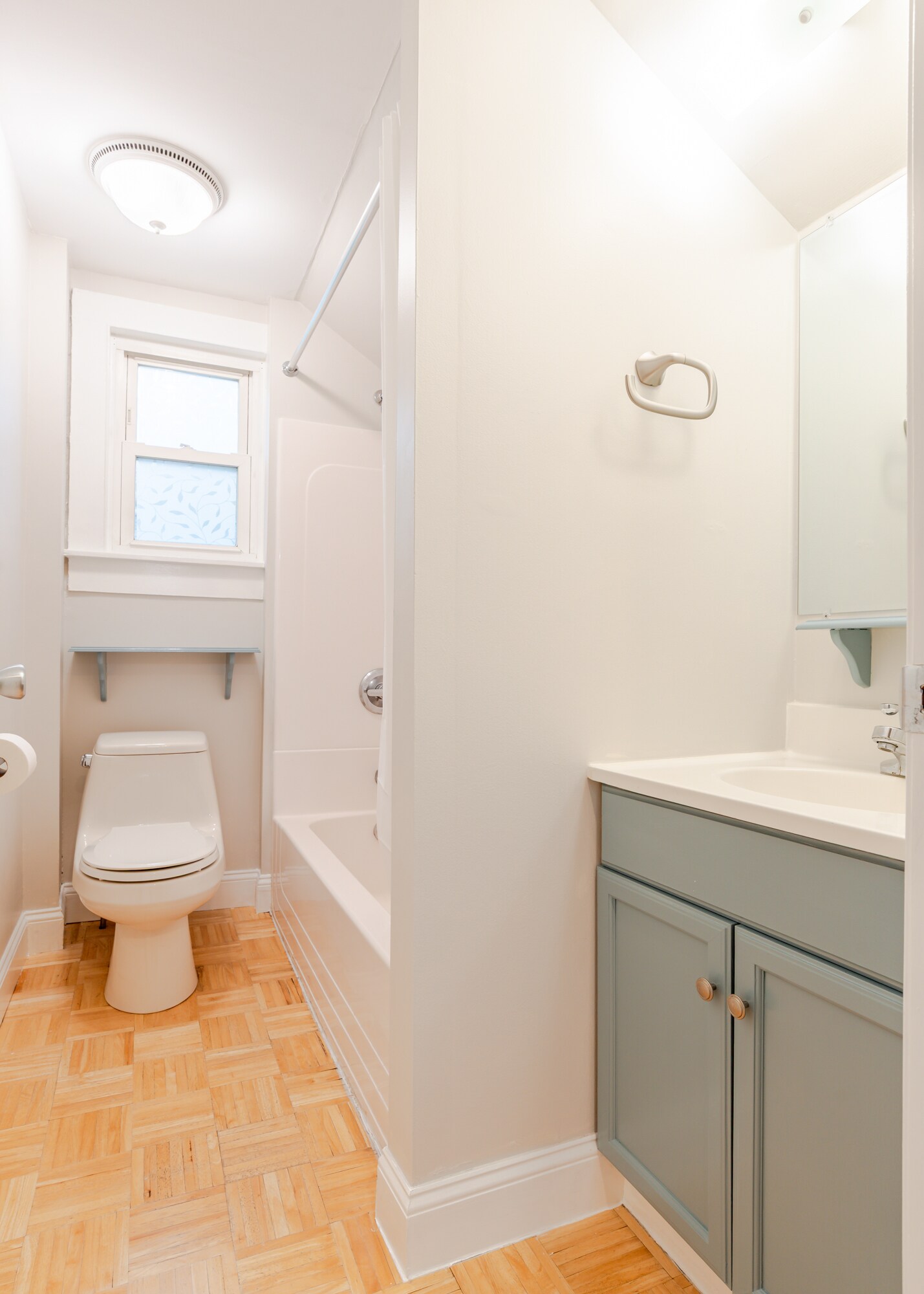 Tub/shower - 107 May St