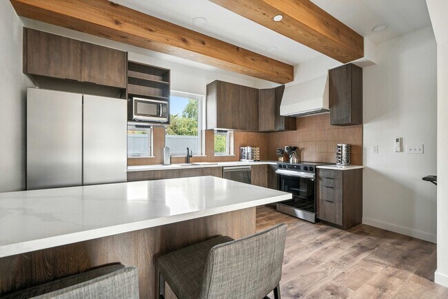 Building Photo - 925 NE 23rd Ave