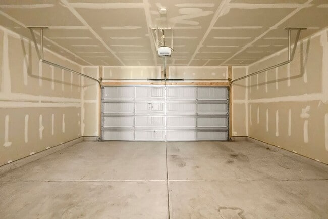 Building Photo - Stunning home in desirable Chateau community