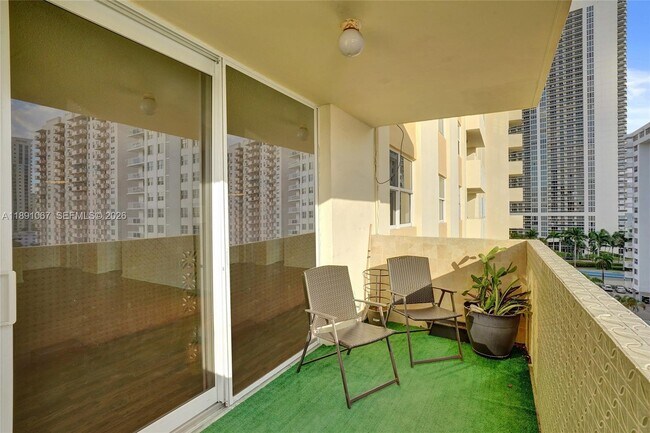 Building Photo - 1833 S Ocean Dr