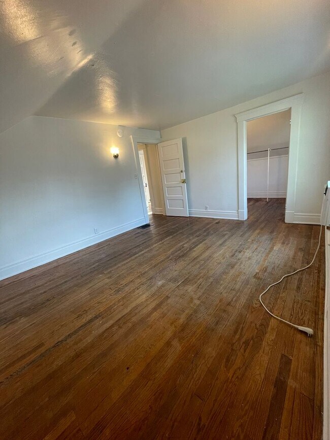 Building Photo - Spacious Home Near U-M | Large Bedrooms, Porches & In-Unit Laundry