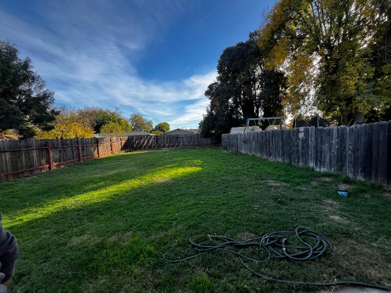 Building Photo - 1380 Vernon Ave