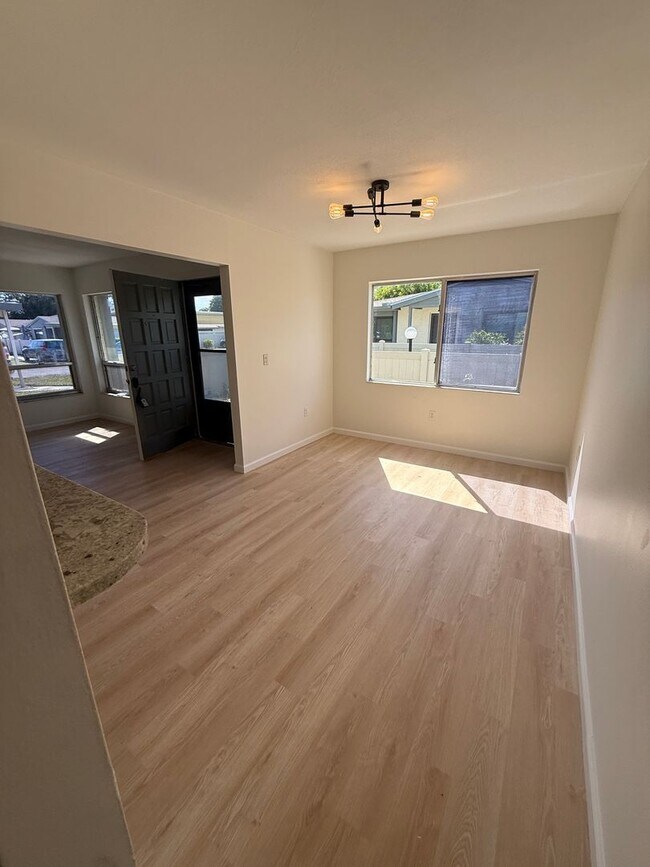 Building Photo - 2 Bed | 2 Bath | Updated Condo | Covered Parking