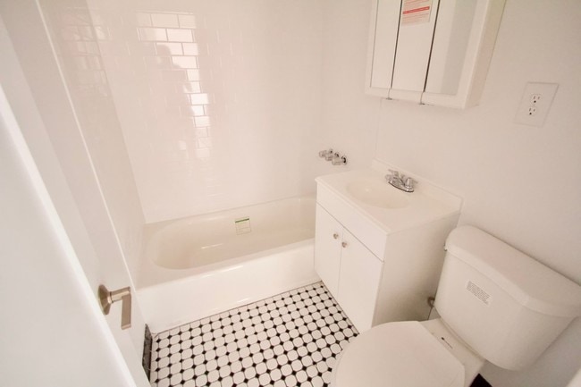 Building Photo - 200 W Kingsbridge Rd