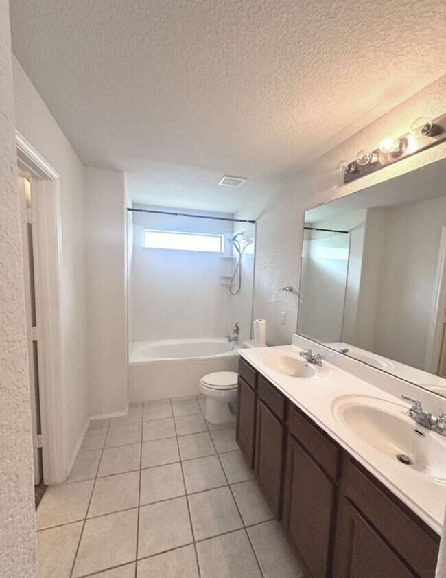 Building Photo - 3BED/2.5 HOUSE FOR RENT AVAILABLE NOW!