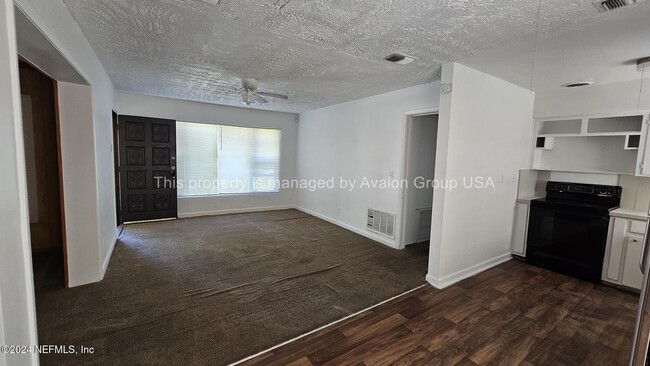 Building Photo - 9106 Altamont Ave W