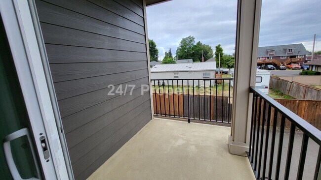 Building Photo - Spacious and Modern 3-Story Townhome - Mol...