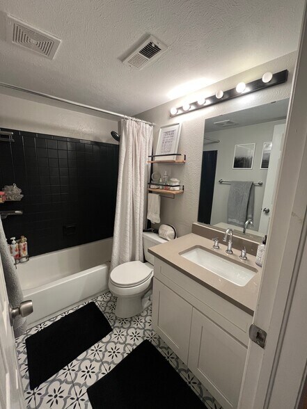 Building Photo - 13742 E Lehigh Ave