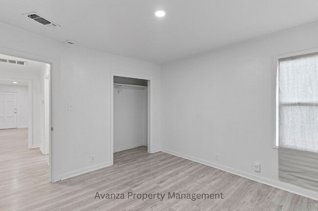 Building Photo - Fresno Mayfair District - 4 Bedroom Home  1 Year Lease