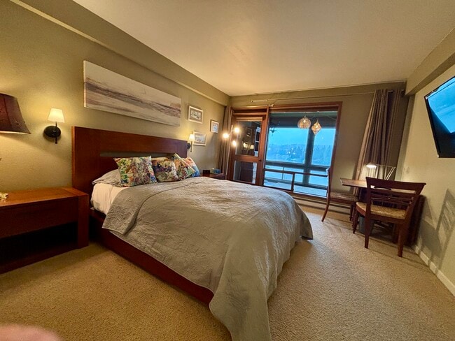 Building Photo - 221 N Bay Ln