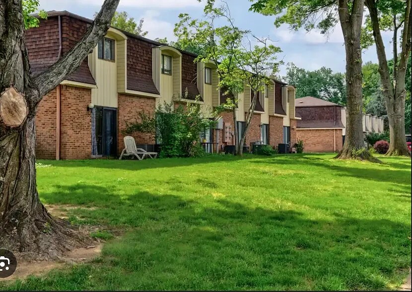 Primary Photo - Mapleview Apartments
