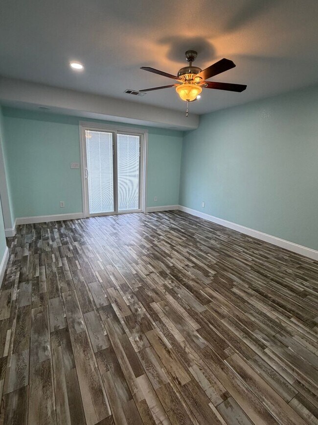 Building Photo - 4 Bedroom home in Ravenwood Estates