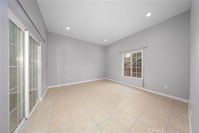 Building Photo - 642 N 6th Ave