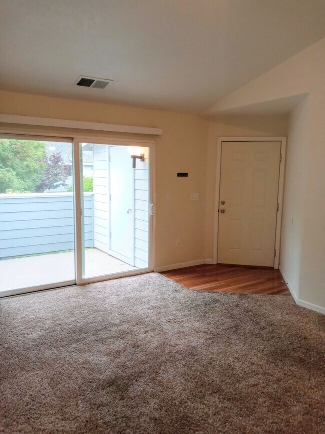 Building Photo - Great Second Floor 2bd Condo With Pool in Gated Complex