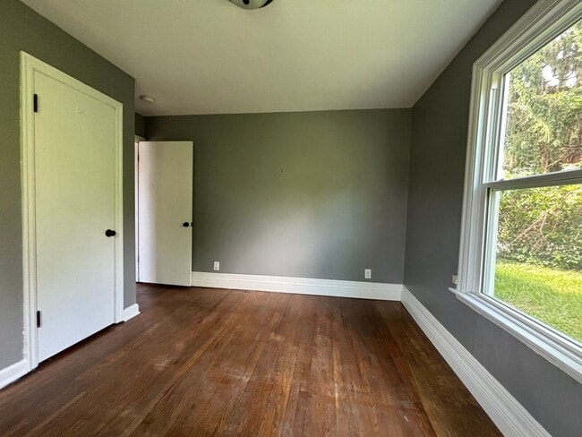 Building Photo - 3 Bed | 1 Bath | Private Patio | Unbeatable Value