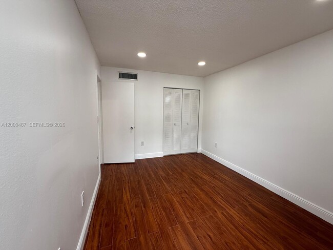 Building Photo - 750 NW 43rd Ave