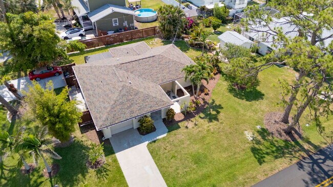 Building Photo - Luxury Seasonal Furnished Rental "Charming...