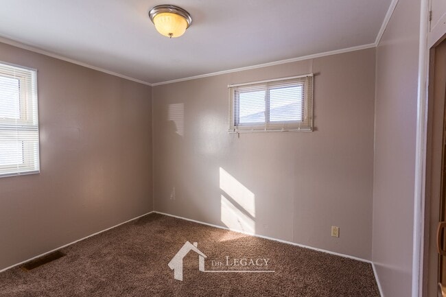 Building Photo - 250 Siskin St