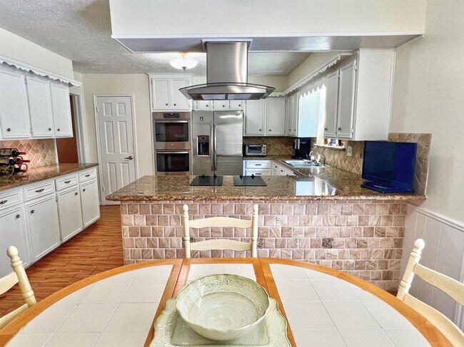 Building Photo - 16902 Summit Oaks Ln