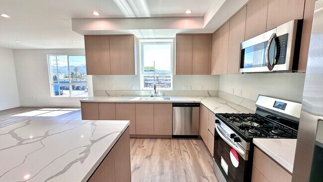 Building Photo - Oversized 2-Bedroom with Open Layout and D...