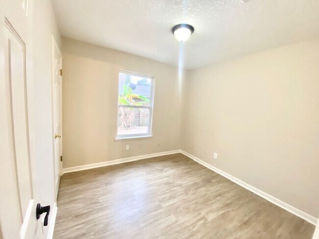 Building Photo - 361 Evergreen Pl